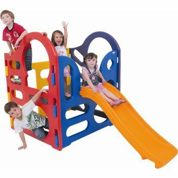 playground com escorregador de 1,50m de comprimento, 05 amplos degraus, plataforma para abrigar diversas crianças,